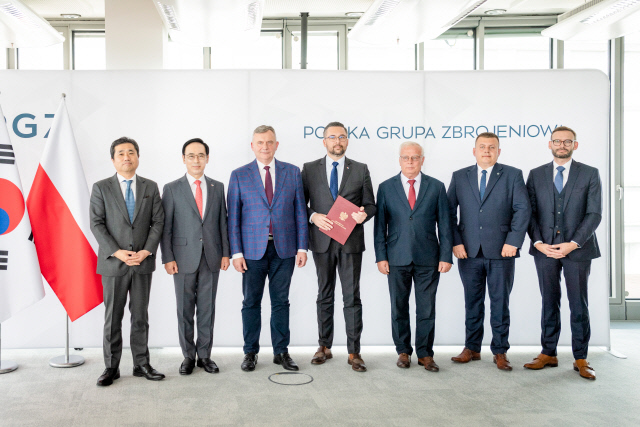 임훈민(왼쪽부터) 주폴란드 대한민국 대사관 대사, 이용배 현대로템 대표이사 사장, 파베우 베이다 폴란드 국방차관, 마르친 쿨라섹 폴란드 국유재산부 차관, 크리스토프 트로피니악 PGZ 회장 등 양국 정부 및 기업 관계자들이 지난 9일(현지시간) 폴란드에서 진행된 신규 컨소시엄 합의서 체결식에서 기념촬영을 하고 있다. 현대로템 제공